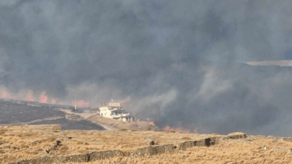 Φωτιά στην Κύθνο: Απεγκλωβισμός 20 ατόμων από παραλία