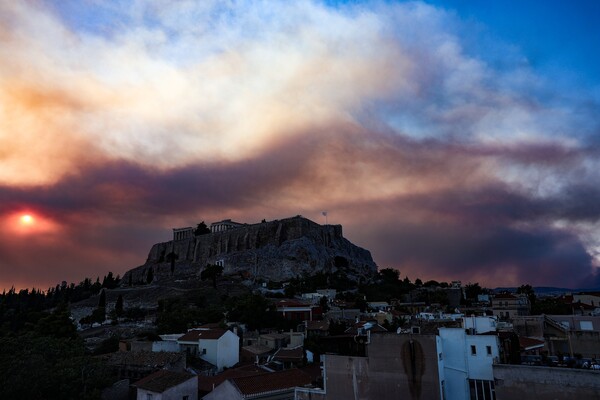 Φωτιά στη Φυλή: Η Ακρόπολη «χάθηκε» από τους καπνούς 