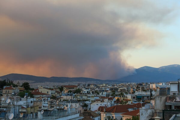 Φωτιά στη Φυλή: Η Ακρόπολη «χάθηκε» από τους καπνούς 