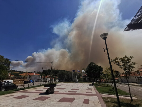 «Η χειρότερη νύχτα στην ιστορία της Αλεξανδρούπολης»: Μαρτυρίες από τις πυρκαγιές στην Βόρεια Ελλάδα