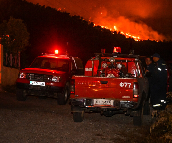 Φωτιά στη Βοιωτία: Εκκενώνεται χωριό