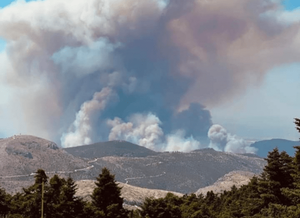 Φωτιά στη Φυλή: Οι φλόγες κύκλωσαν τη μονή Κλειστών- Εγκλωβισμένες μοναχές