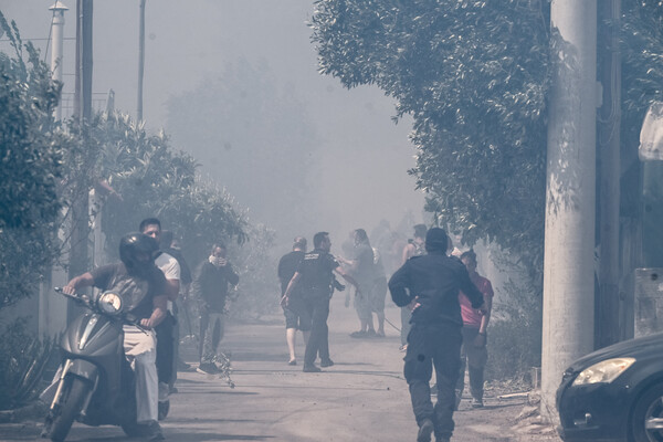 Φωτιά στην Πάρνηθα: Κόσμος τρέχει να σωθεί από τις φλόγες - Νέες αναζωπυρώσεις