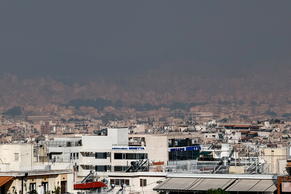 Φωτιά στην Πάρνηθα: Πυκνοί καπνοί κάλυψαν την Ακρόπολη – Μυρίζει «καμένο» όλη η Αθήνα