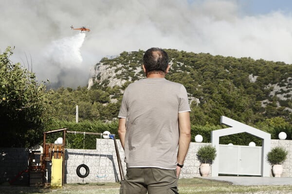 Φωτιά στην Πάρνηθα: Μάχη για να μην περάσει στον εθνικό δρυμό- Κοντά σε σπίτια οι φλόγες