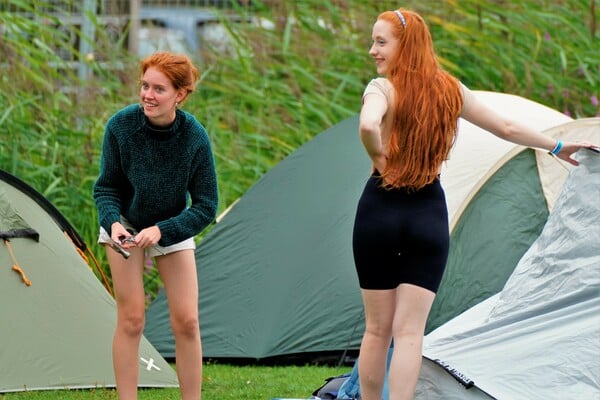 Redhead Days: Εκατοντάδες άτομα έσπευσαν να γιορτάσουν τα φυσικά κόκκινα μαλλιά τους