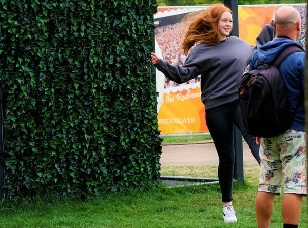 Redhead Days: Εκατοντάδες άτομα έσπευσαν να γιορτάσουν τα φυσικά κόκκινα μαλλιά τους