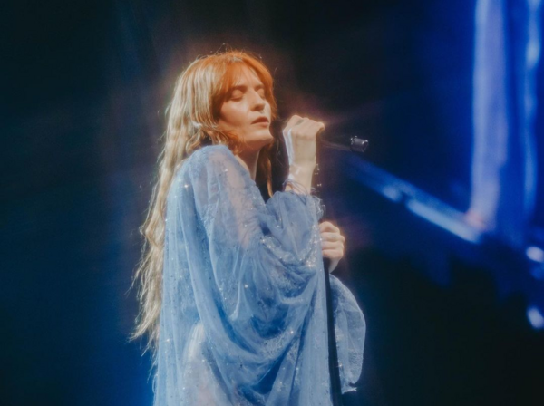 Florence and the Machine: Η Florence Welch αποκάλυψε ότι υποβλήθηκε σε επέμβαση που της έσωσε τη ζωή