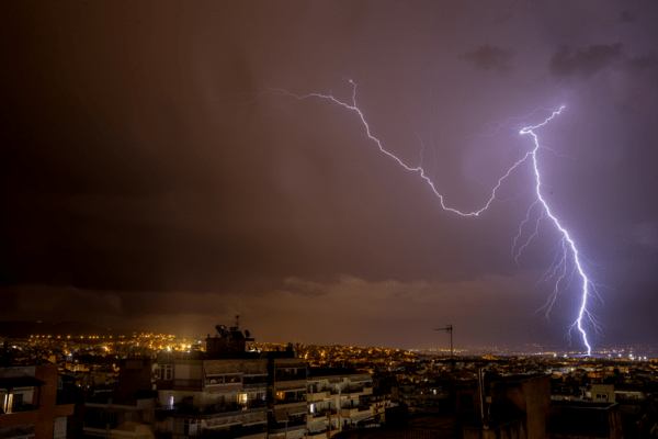 Κεραυνοί: Η κρυφή απειλή των πυρκαγιών- Τι είναι η ξηρή καταιγίδα