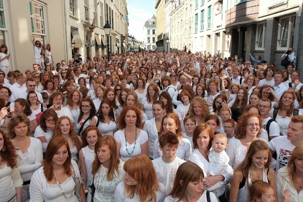 Redhead Days: Εκατοντάδες άτομα έσπευσαν να γιορτάσουν τα φυσικά κόκκινα μαλλιά τους