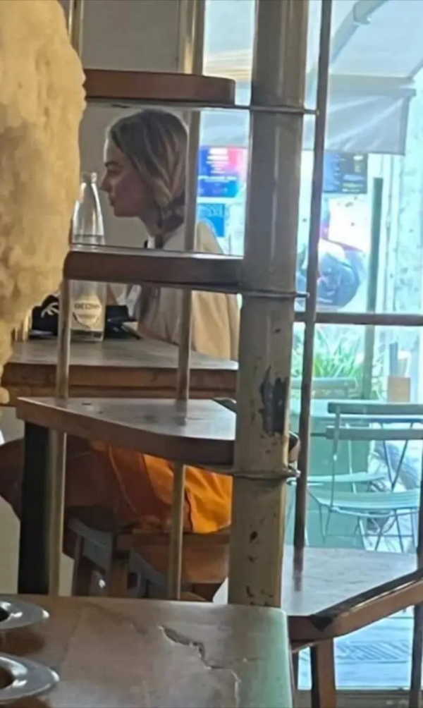 Margot Robbie: "Barbie" spotted in a Japanese restaurant in Athens