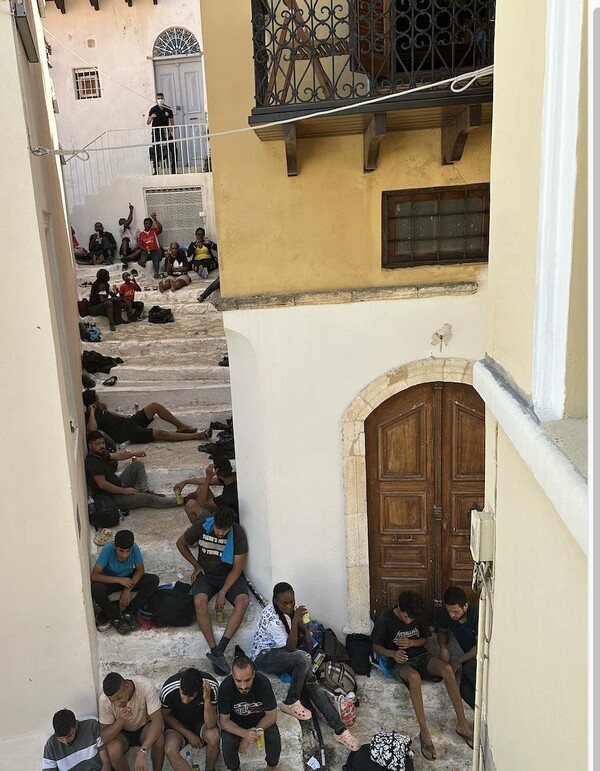 Καστελόριζο: «Για μέρες 50 πρόσφυγες κρατούνταν σε σκαλάκια δίπλα στο λιμεναρχείο», καταγγέλλει η Εύα Στεφανή