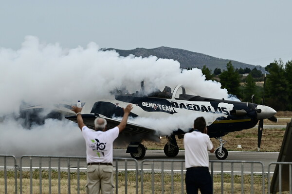 Athens Flying Week 2023: Εντυπωσιακοί ελιγμοί και ακροβατικά από τα αεροσκάφη και τα σμήνη