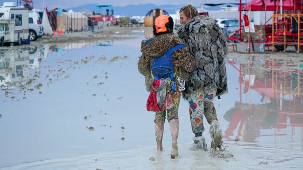 Burning Man: Βούλιαξε στη λάσπη το φεστιβάλ, έπειτα από σφοδρές βροχές