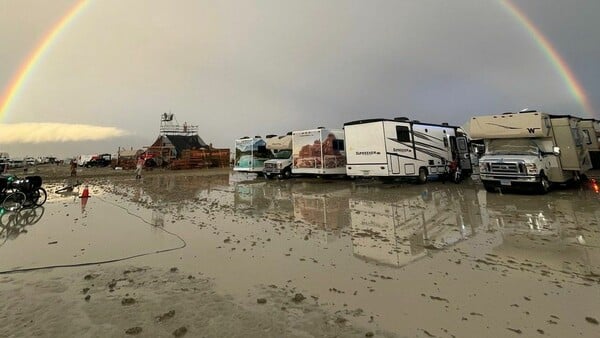 Burning Man: Βούλιαξε στη λάσπη το φεστιβάλ, έπειτα από σφοδρές βροχές