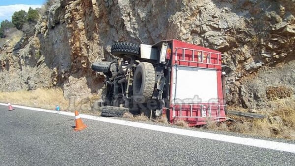 Φωκίδα: Ανατροπή πυροσβεστικού οχήματος με δύο τραυματίες