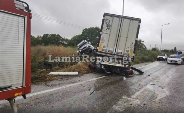 Νταλίκα «διέλυσε» δύο αυτοκίνητα - Νεκρή η μια οδηγός - Δείτε εικόνες