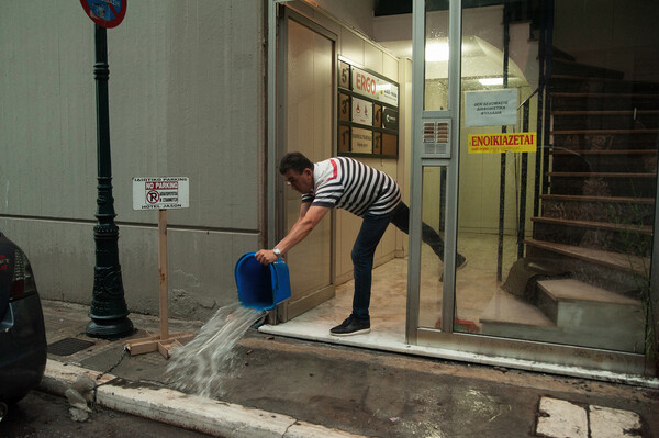 Κακοκαιρία - Βόλος: Απαγόρευση κυκλοφορίας, εικόνες καταστροφής- Ένας νεκρός και ένας αγνοούμενος