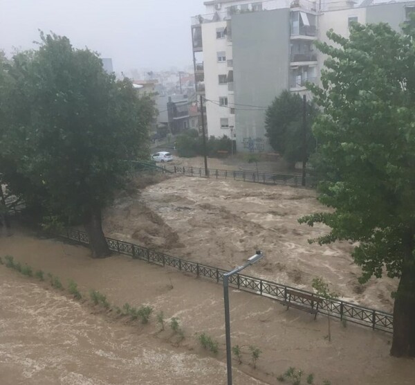 Κακοκαιρία - Βόλος: Απαγόρευση κυκλοφορίας, εικόνες καταστροφής - Ένας νεκρός και ένας αγνοούμενος