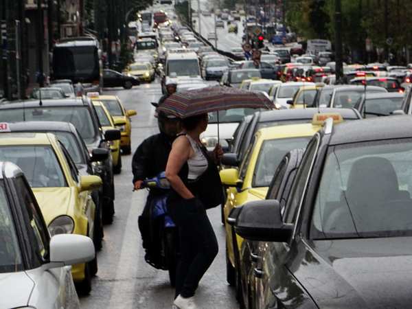 Αυξημένη η κίνηση στους δρόμους της Αττικής λόγω βροχής 