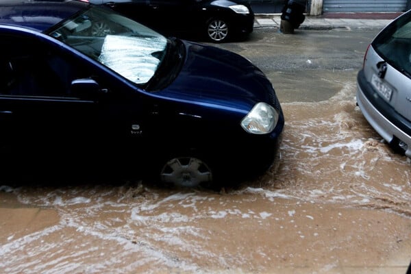 Διεκόπη ξανά η κυκλοφορίας στην οδό Πειραιώς λόγω της κακοκαιρίας Daniel