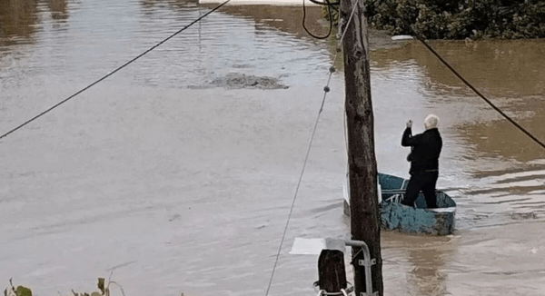 Κακοκαιρία- Καρδίτσα: 80χρονος πήρε τη βάρκα του και απεγκλώβισε συγχωριανούς του