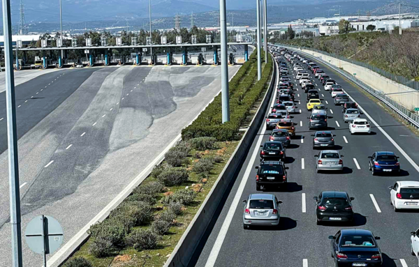 Κίνηση στους δρόμους: Μποτιλιάρισμα στην Πετρου Ράλλη- Ακινητοποιήθηκε φορτηγό στην Αττική οδό