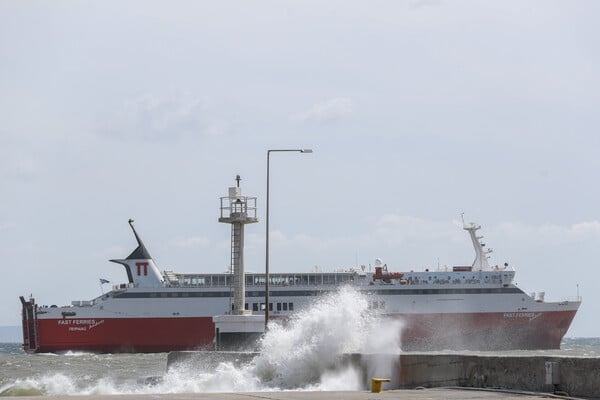 Παραμένει στη Ραφήνα το «Fast Ferries Andros» με 734 επιβάτες - Τρία ρυμουλκά φτάνουν στο σημείο