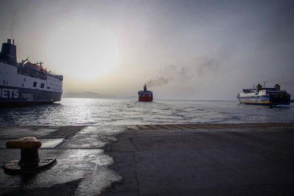 Ραφήνα: Παραλίγο να συγκρουστούν τρία πλοία - Έμπλεξαν οι άγκυρες 