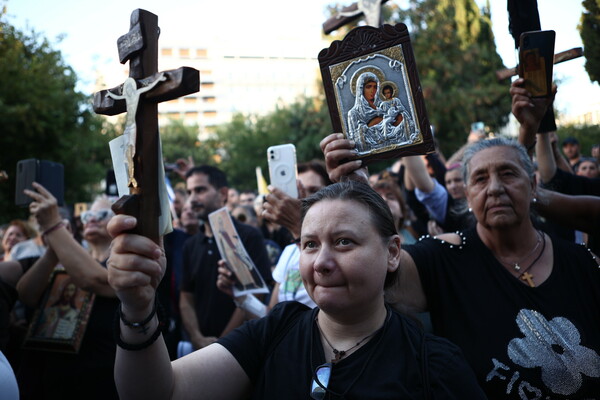 Συγκέντρωση στο Σύνταγμα για τις νέες ταυτότητες- Προσαγωγές από την ΕΛΑΣ 