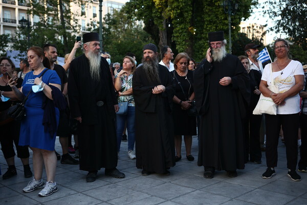 Συγκέντρωση στο Σύνταγμα για τις νέες ταυτότητες- Προσαγωγές από την ΕΛΑΣ 