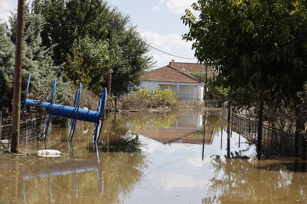 ΔΕΔΔΗΕ προς τους πληγέντες από τις πλημμύρες: Μην πλησιάζετε σπασμένες κολώνες, καλώδια	