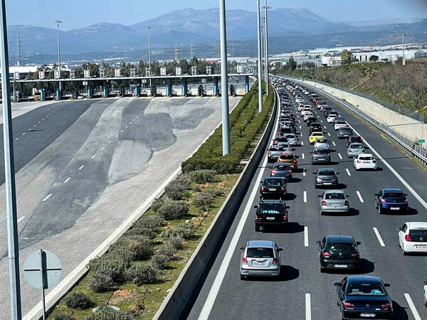 Κίνηση στους δρόμους: Κλειστές λωρίδες στην Αττική οδό μετά από τροχαίο ατύχημα