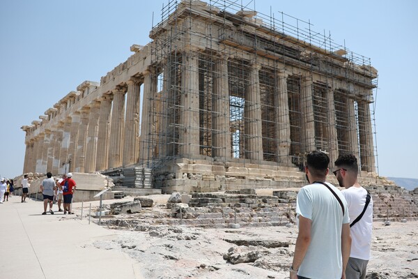 Συνελήφθη τουρίστας που πήρε μάρμαρα από την Ακρόπολη - «Δεν ήξερα ότι απαγορεύεται»