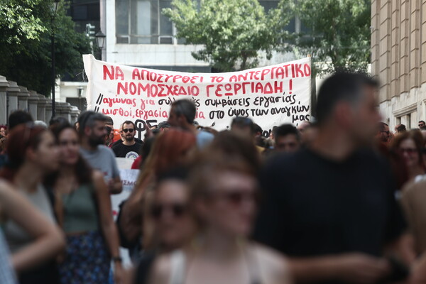 «Ή τα κέρδη τους ή οι ζωές μας»- Μαζική συμμετοχή στη συγκέντρωση στο Σύνταγμα