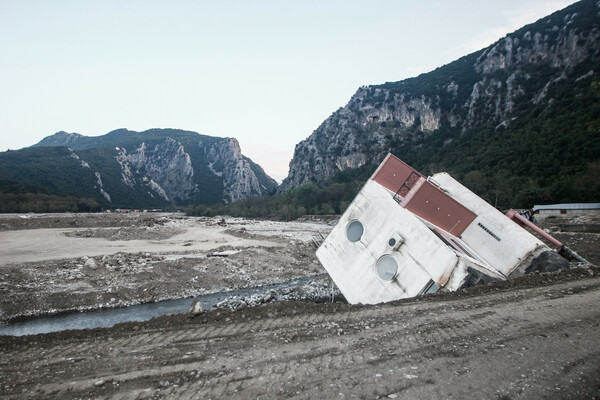 Το γκρεμισμένο διώροφο σπίτι, μέσα στις λάσπες- Απομεινάρι των καταστροφών στην Καρδίτσα