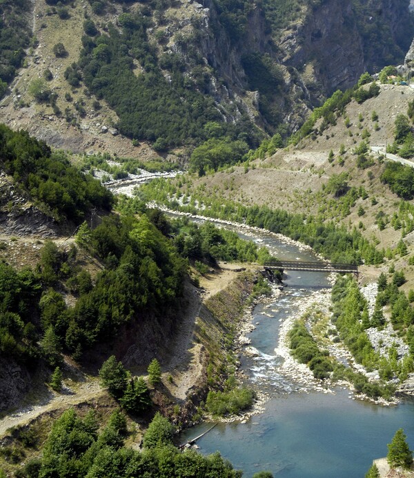 Άρτα: Βρέθηκε τραυματισμένος από όπλο στις όχθες του Αχελώου - Δίπλα στο νεκρό άλογό του