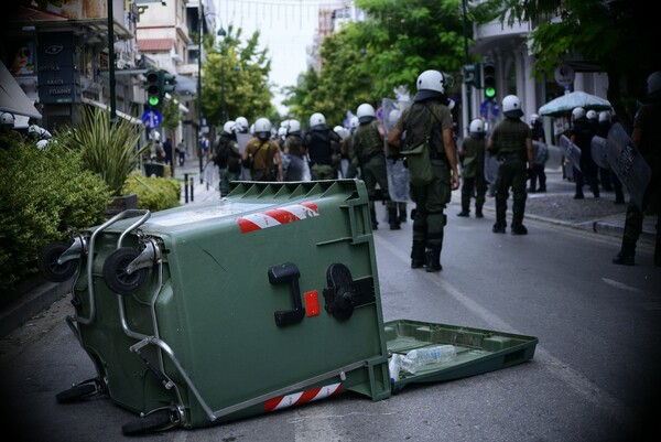 Επεισόδια και χημικά στη Λάρισα κατά την πανθεσσαλική πορεία διαμαρτυρίας