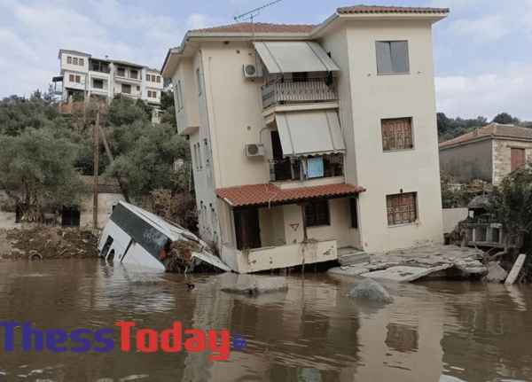 Πήλιο: Ανησυχία για το σπίτι που «στηρίζεται» στο λεωφορείο 21 μέρες μετά την κακοκαιρία Daniel