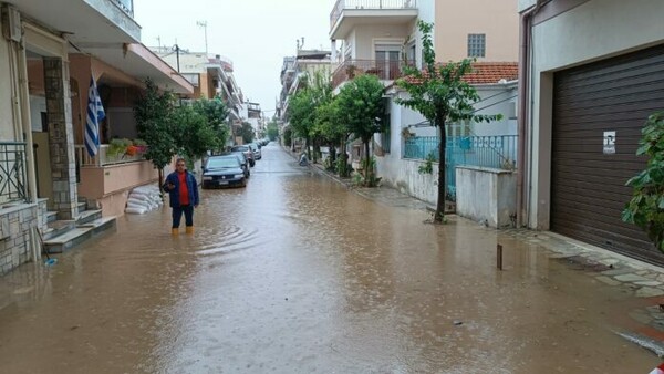 Κακοκαιρία Elias: Πλημμυρισμένοι δρόμοι στο Βόλο μετά από καταρρακτώδη βροχή