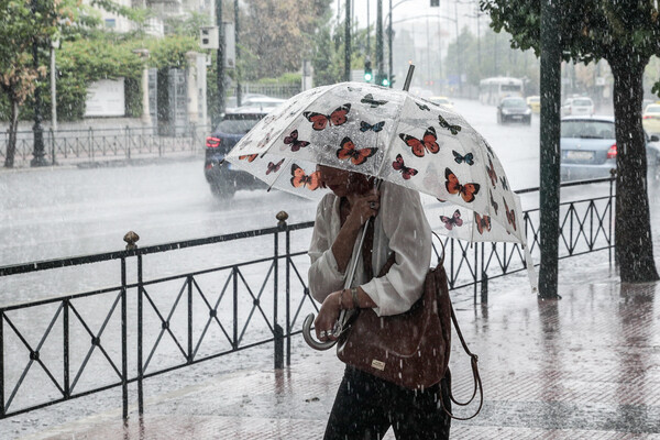 Η κακοκαιρία Elias έφτασε στην Αττική- Ισχυρές καταιγίδες, ανοιχτά τα σχολεία