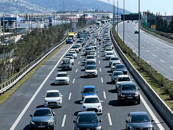 Κίνηση στους δρόμους: Μεγάλες καθυστερήσεις στην Αττική οδό- Ακινητοποιήθηκε φορτηγό