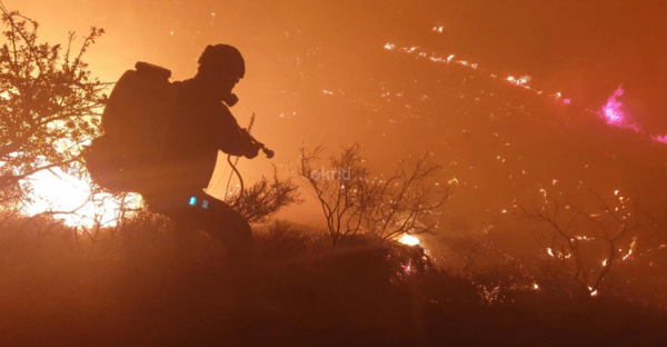 Ολονύχτια μάχη με τις φλόγες στο Ηράκλειο- Σε εξέλιξη η φωτιά