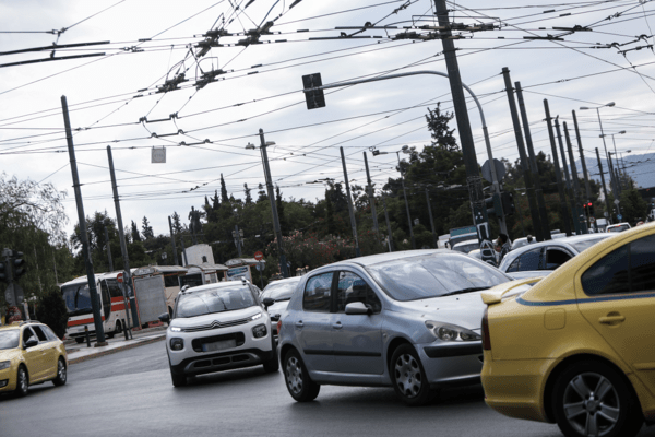 Κίνηση στους δρόμους: Μποτιλιάρισμα σε σημεία της Αττικής λόγω τροχαίων ατυχημάτων