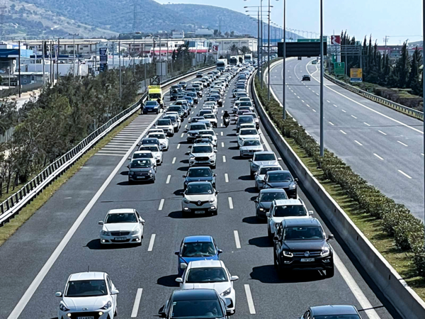 Αυξημένη σήμερα η κίνηση στους δρόμους της Αττικής- Πού παρατηρούνται καθυστερήσεις