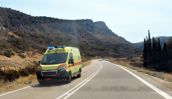 Τροχαίο ατύχημα στον Πλατανιά: Οδηγός παρέσυρε ζευγάρι