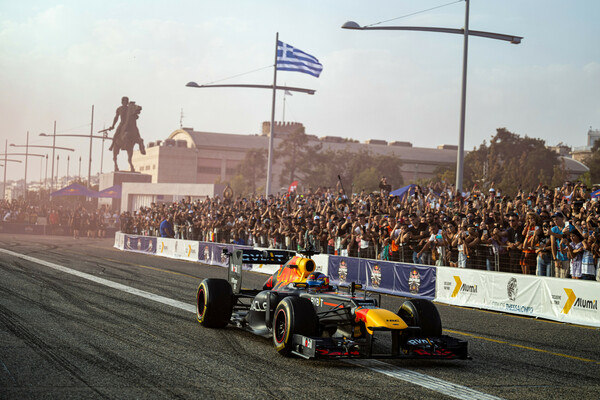 Το Red Bull Showrun by Alumil έκανε τη Θεσσαλονίκη πίστα της Formula 1- και το ζήσαμε από κοντά