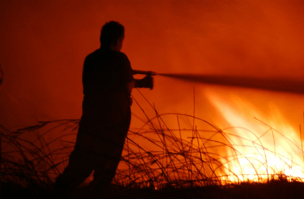 Φωτιά στον Μαραθώνα- Ενισχύθηκαν οι δυνάμεις της πυροσβεστικής