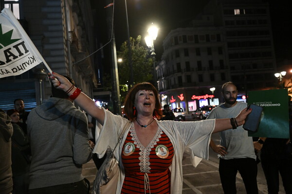 Και ξαφνικά η Αθήνα γέμισε σημαίες του ΠΑΣΟΚ