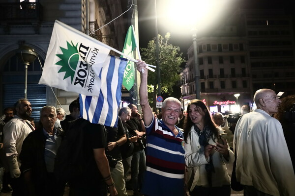 Και ξαφνικά η Αθήνα γέμισε σημαίες του ΠΑΣΟΚ